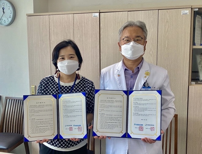 기장군보건소 정신건강복지센터(왼쪽 변미진 팀장)는 지난 20일 인제대학교부산백병원 생명사랑위기대응센터(오른쪽 김양원 센터장)와 기장군민의 자살 예방 안전망 구축을 위한 업무협약을 체결하고 기념 촬영하고 있다.(사진제공=부산 기장군)