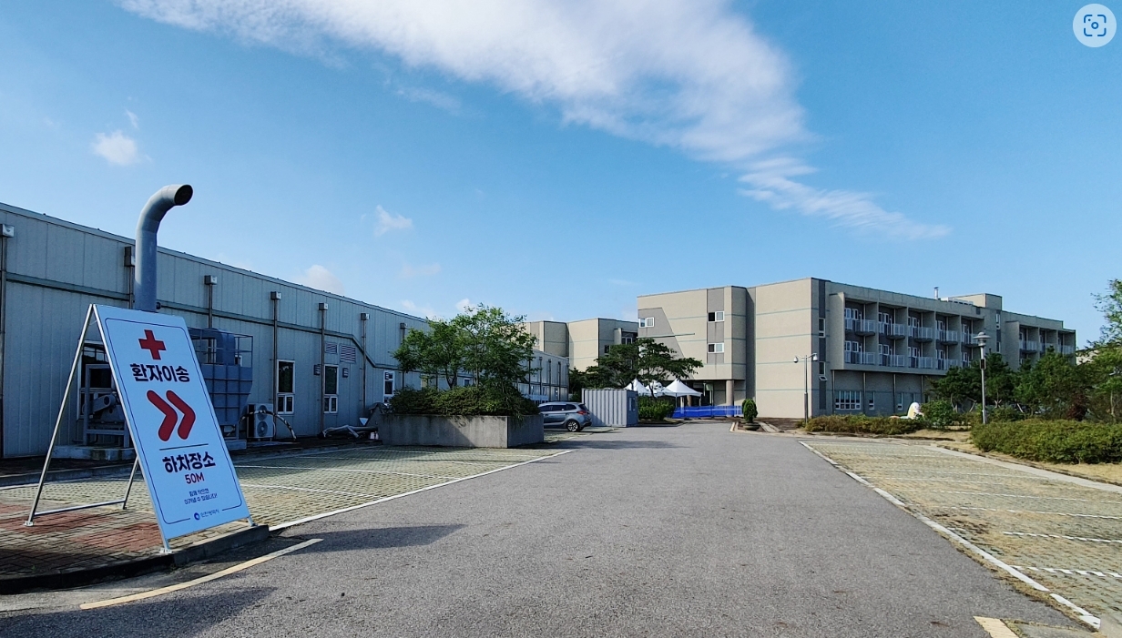 경정훈련원 내 코로나19 생활치료센터 환자숙소(우측) 건물 전경.(사진=국민체육진흥공단)