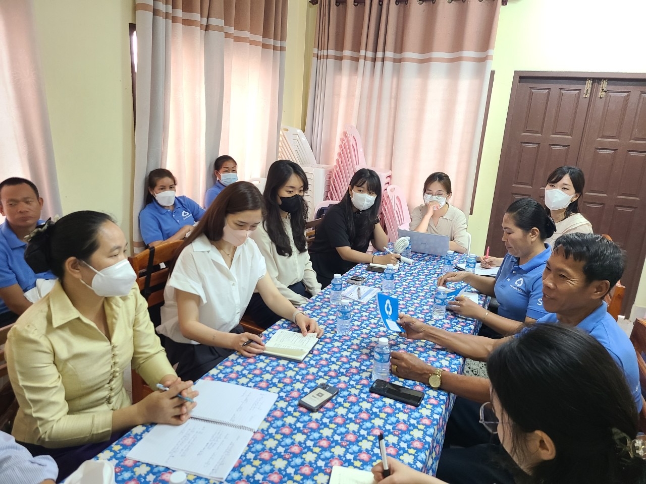 폰홍중·고등학교 교장(좌측 첫 번째)과 남린새마을금고 이사장(우측 두 번째) 등 관계자들이 모여 학생들의 저축습관 형성을 위해 사업연계 방안을 논의하고 있다. 사진=새마을금고중앙회