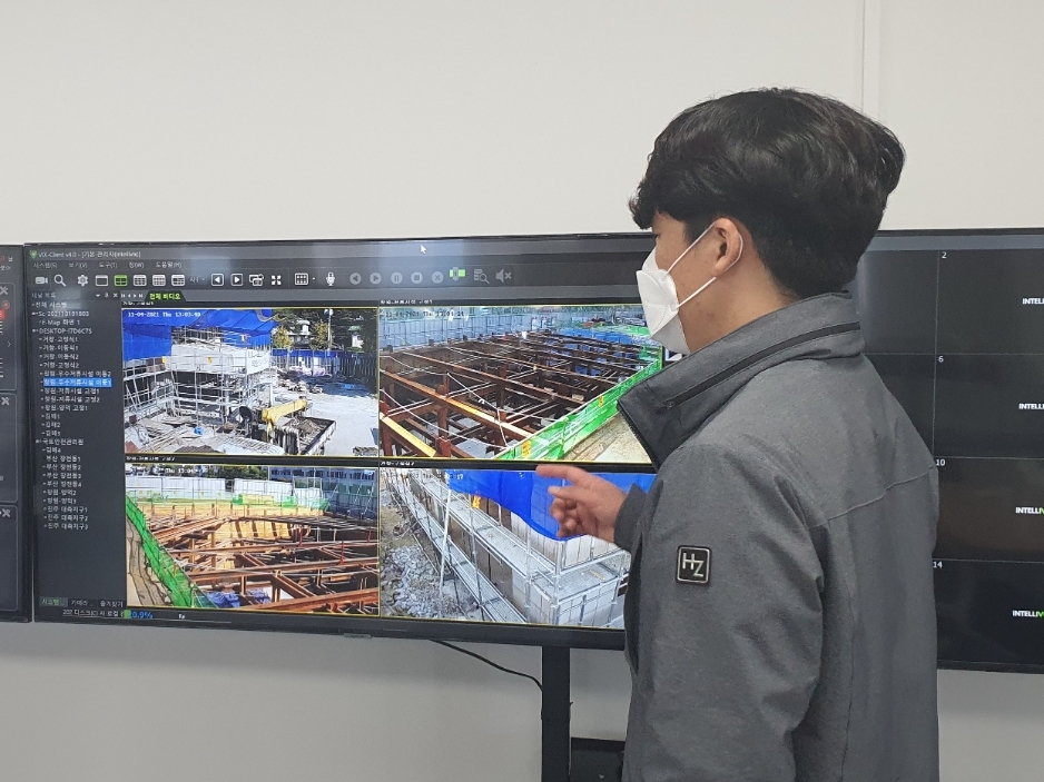 CCTV를 통해 건설현장 안전관리 실태를 확인하는 모습.(사진=국토안전관리원)