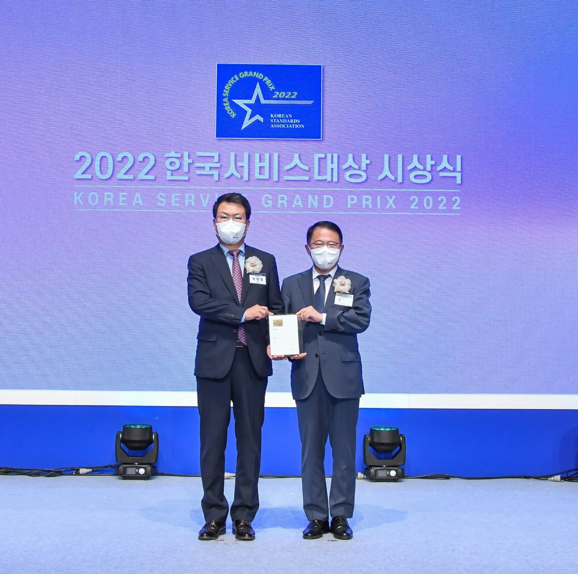 곽병영 대우건설 주택건축사업본부장(왼쪽)이 강명수 한국표준협회 회장으로부터 ‘종합대상’을 수상하고 있다.(사진=표준협회)