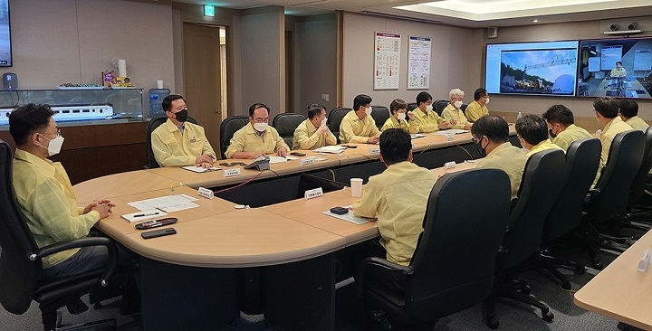 이종국 대표이사와 지역사고수습본부 운영인력이 지난 2일 새벽 탈선사고 수습을 위해 밤새 비상대응하고 열차 정상 운행 상황을 확인하고 있다.(사진=SR)