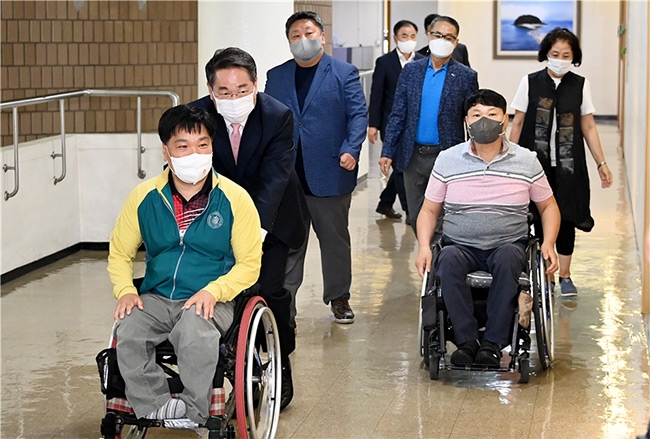 유정복 인천광역시장이 4일 장애인 체육인과의 면담에 앞서 휠체어를 밀어주며 시장실로 안내하고 있다.