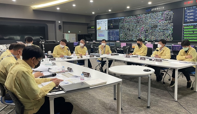 정동희 전력거래소 이사장이 지난 4일, 전력수급 비상대책 상황실에서 전력계통 및 전력시장 본부, 제주·경인 전력관제센터, 안전관리, 대외협력 등 주요 부서가 참석한 가운데 주간 전력수급점검 착수 회의를 주재했다.(사진= 전력거래소)