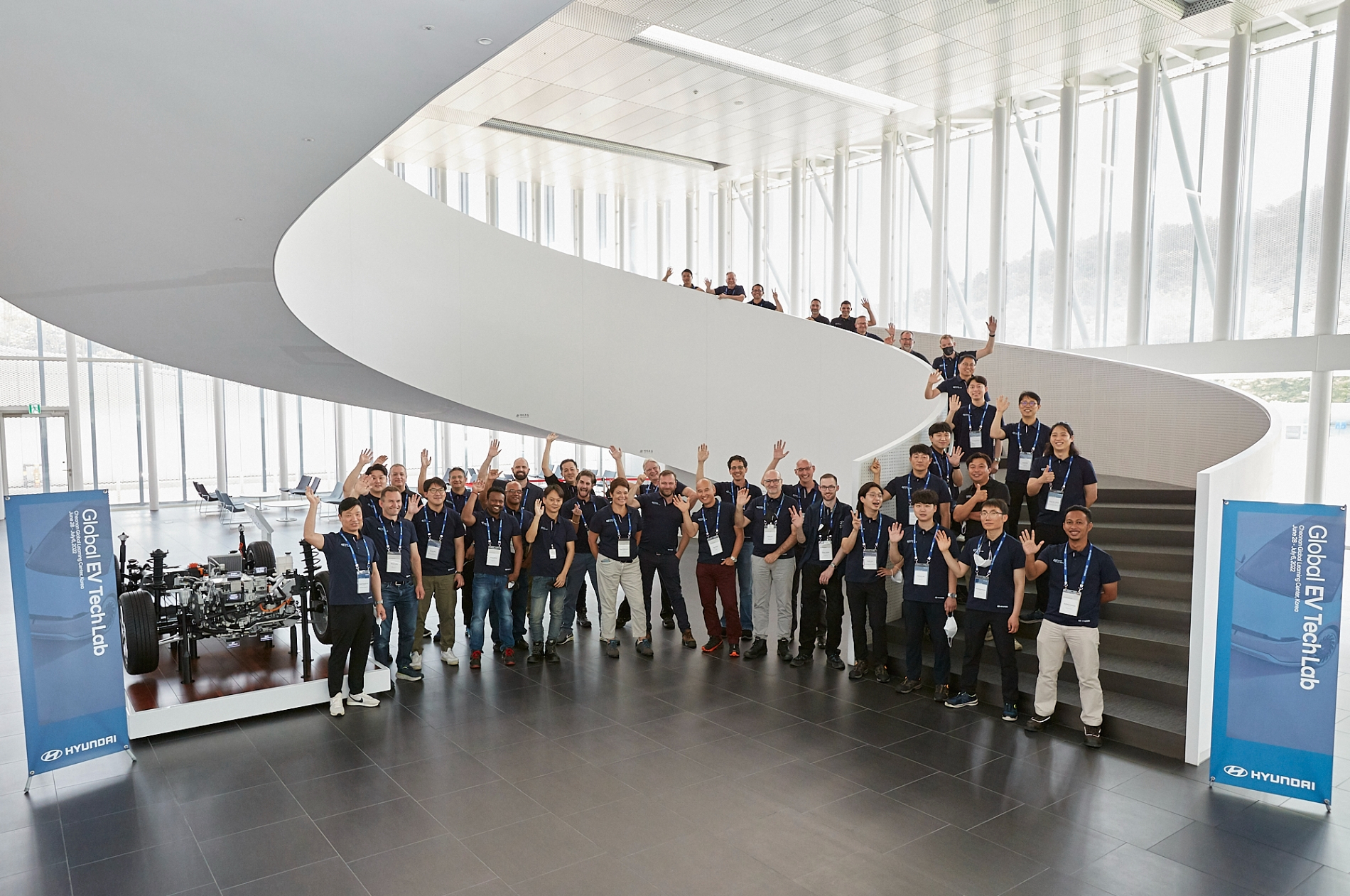 전기차 정비 특화 워크숍 ‘EV 테크 랩(Tech Lab)’ 참가자들의 모습.(사진=현대자동차)