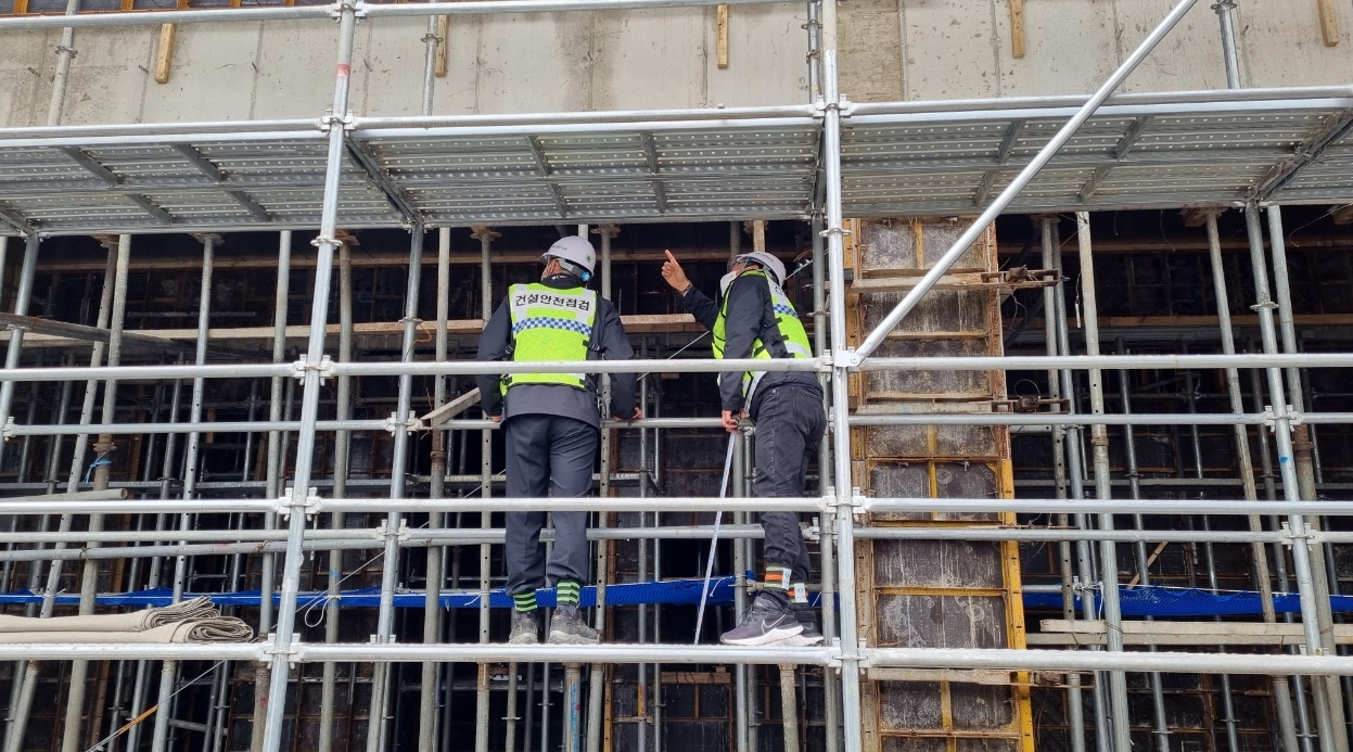 건설현장 안전 점검 전경.(사진=국토안전관리원)