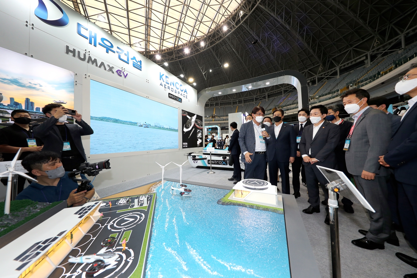 2022 대한민국 드론‧UAM 박람회에서 원희룡 국토교통부 장관이 대우건설 백정완 사장과 함께 대우건설 컨소시엄 부스를 방문해 버티포트 모형을 보며 설명을 듣고 있다.(사진=대우건설)