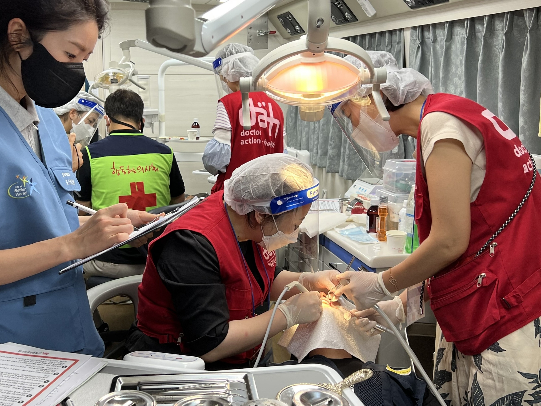 포스코건설이 지난 16일 부산 온천시장 정비사업 현장에서 외국인근로자에게 의료 봉사활동을 펼치고 있다.(사진=포스코건설)