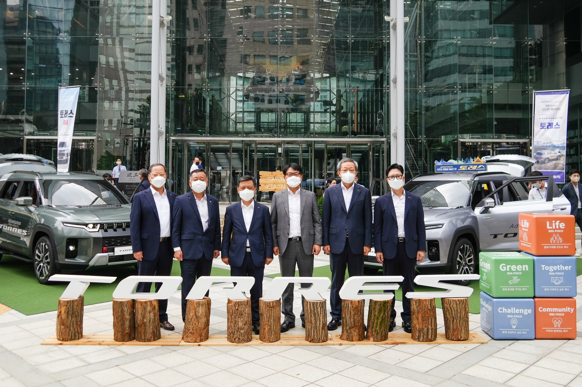 (왼쪽부터) KG스틸 박성희 사장, 쌍용자동차 박경원 구매본부장, 포스코 김학동 부회장, 쌍용자동차 정용원 관리인, 포스코 정탁 마케팅본부장, 포스코 김상균 자동차소재마케팅실장.(사진=포스코)