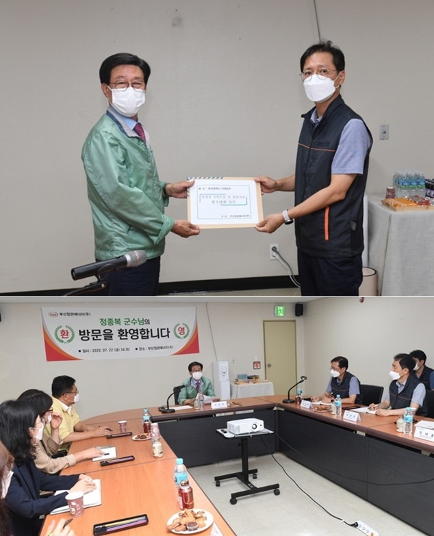 정종복 기장군수가 여름철 안정적인 전력 공급과 정전사고 방지대책을 당부하는 문서를 전달하고 있다. (사진제공=부산 기장군)