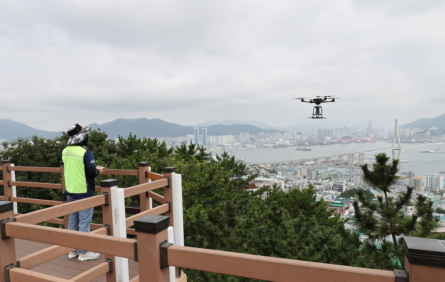 LX한국국토정보공사 직원이 7월 26일 지적재조사 의사결정지원시스템 개발 시범 사업지인 부산시 영도구에서 드론을 활용해 지적재조사를 시연하고 있다. .(사진=LX한국국토정보공사)