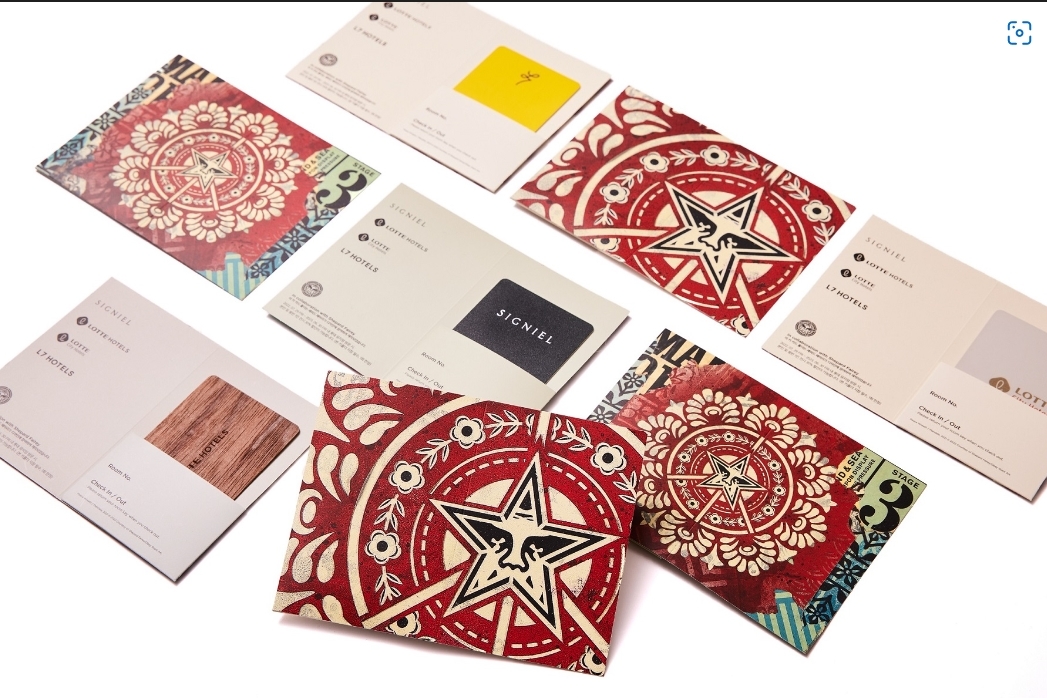 롯데호텔x셰퍼드 페어리, 컬래버레이션 키 카드 홀더.(사진=호텔롯데)