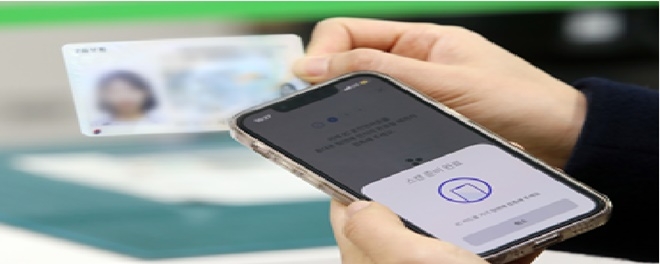 IC운전면허증으로 스마트폰에 모바일 운전면허증을 인식시키는 모습.(사진제공=도로교통공단)