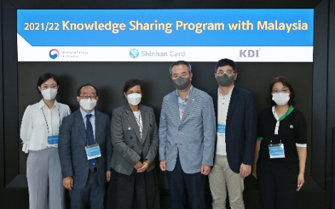 신한카드(사장 임영진)는 기획재정부와 KDI가 주관하는 KSP 사업에 참여해 말레이시아 정책 실무자들에게 빅데이터 노하우를 전수하고 다양한 사례를 공유했다고 27일 밝혔다. 서울 중구 을지로에 위치한 신한카드 본사에서 열린 이번 행사에 Nor Haily Maizura Binti Hussein(노르 하일리 마이주라 빈티 후세인) 사절단장(왼쪽에서 3번째), 구자현 KDI 선임연구원(왼쪽에서 2번째), 안중선 부사장(오른쪽에서 3번째) 등 관계자들이 기념사진을 촬영하고 있다. 사진=신한카드