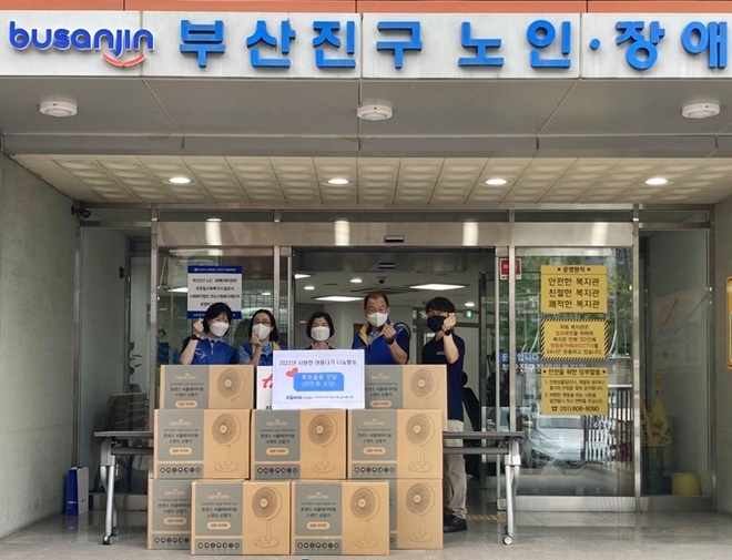 28일 부산진구 노인·장애인 복지관에서 시원한 여름나기 행사를 갖고 기념촬영.(사진제공=한국철도부산경남본부)