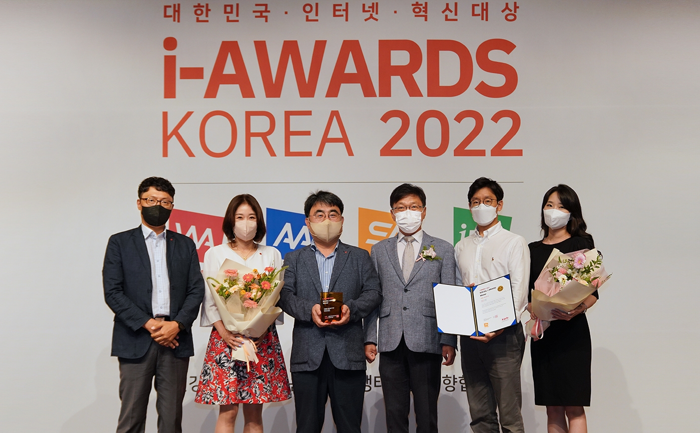 롯데건설 마케팅부문 한정호 상무(왼쪽에서 세 번째)가 ‘소셜아이어워드 2022’ 시상식에서 수상 후 기념촬영을 하고 있다.(사진=롯데건설)