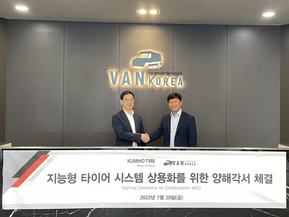 (왼쪽부터) 마상문 금호타이어 전략기획담당 상무, 정무열 밴코리아 사장이 사진 촬영을 하고 있다.(사진=금호타이어)
