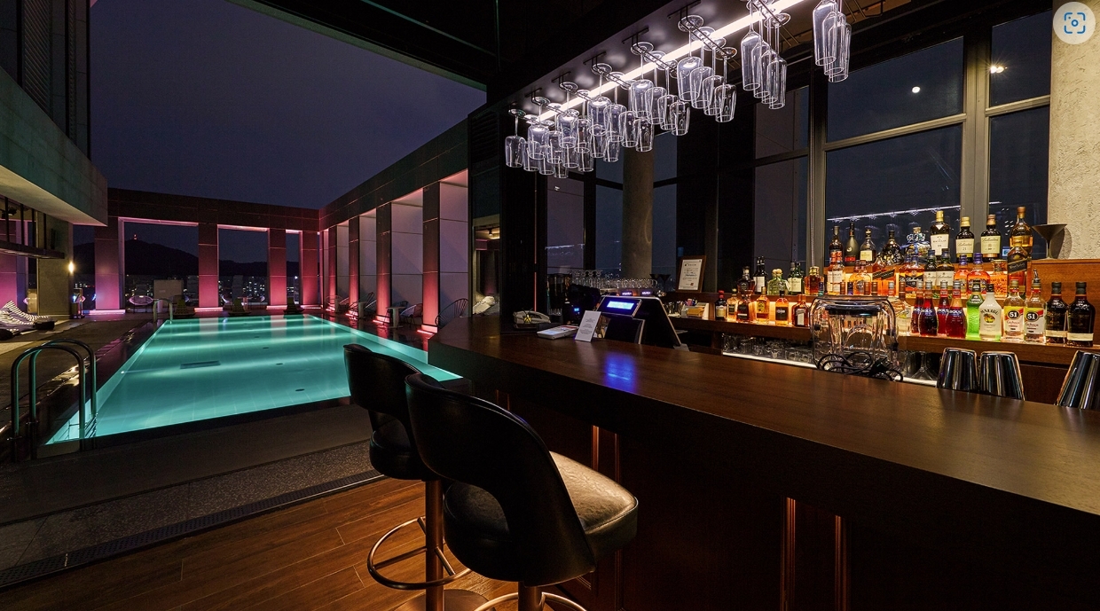 L7 홍대 루프탑 풀 & 바 플로팅 전경.(사진=L7 홍대)