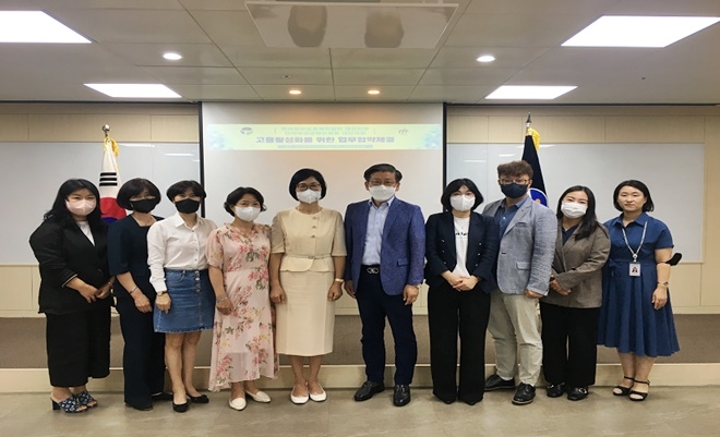 한국법무보호복지공단 대전지부와 한국여성경제인협회 대전지회가 업무협약을 체결하고 기념촬영.(사진왼쪽5번째 최석화 대전지회장, 오른쪽 5번째 공단 김대기 지부장).(사진제공=한국법무보호복지공단대전지부)