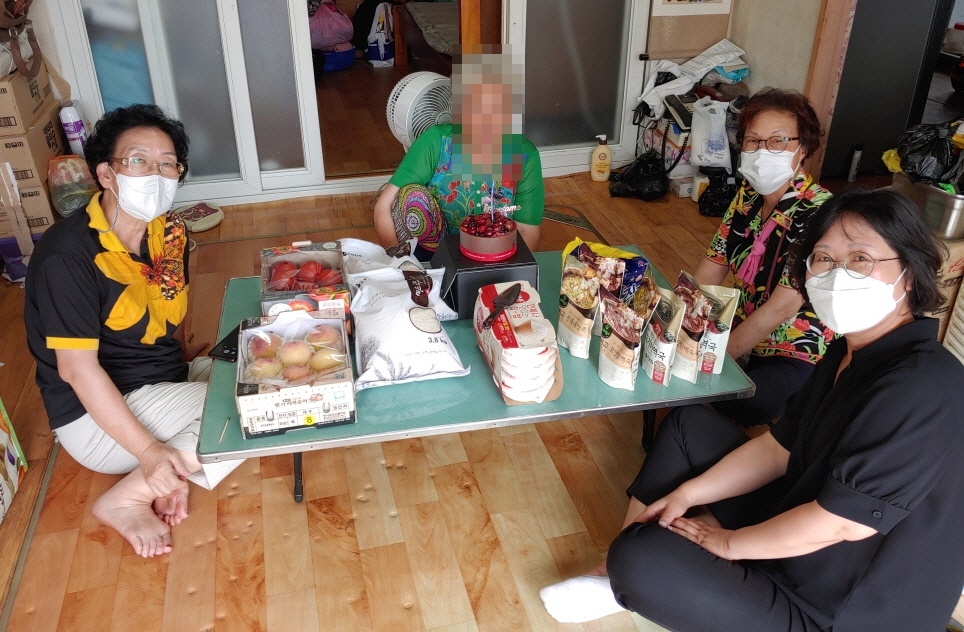 지난 7월 15일 유경혜 일광읍장(오른쪽 첫 번째)과 이금자 일광읍지역사회보장협의체위원장(왼쪽 첫 번째), 이희순 위원(오른쪽 두 번째)이 생일을 맞은 어르신 댁을 방문해 생일케이크와 생필품을 전달하고 기념촬영.(사진제공=부산 기장군)