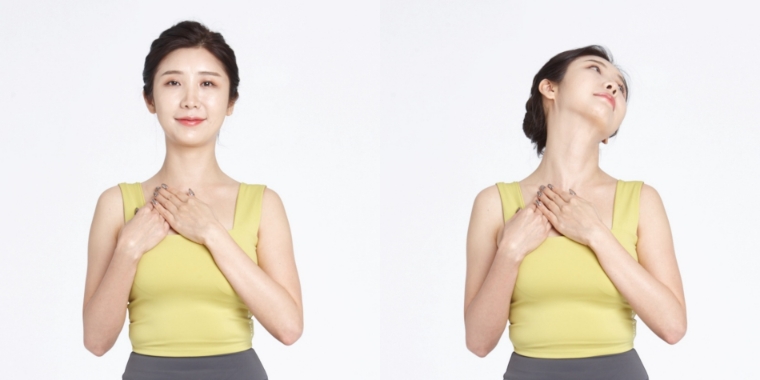 목 근육을 부드럽게 이완해 목디스크 예방에 효과적인 ‘사각근 이완 스트레칭’. 사진=자생한방병원
