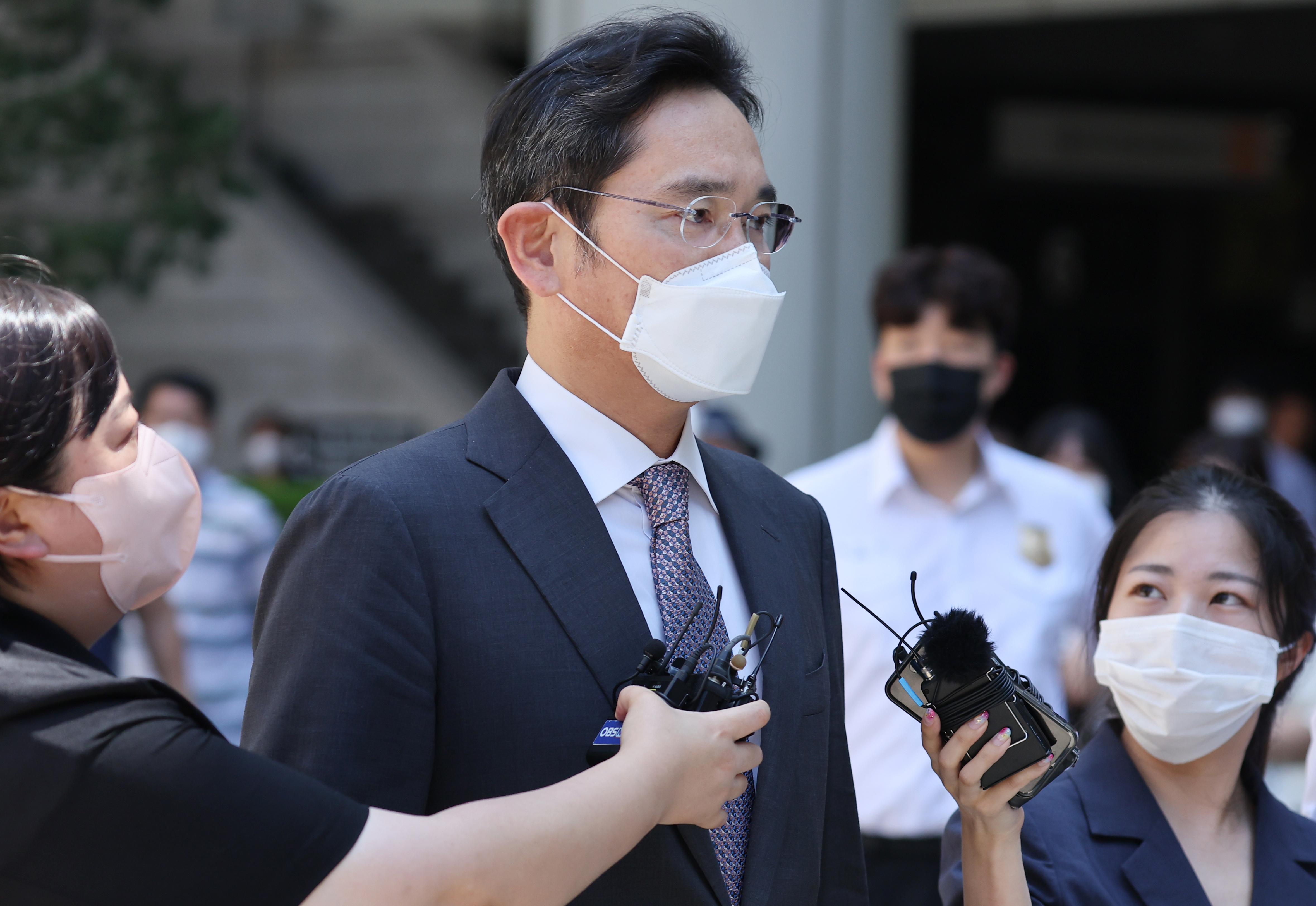 이재용 삼성전자 부회장이 12일 서초구 서울 중앙지방법원에서 열린 1심 속행공판에 출석해 오전 재판을 마친 뒤 법정을 나서고 있다. 사진=연합뉴스