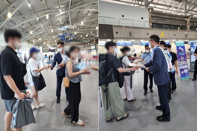 마약류 밀반입 예방 캠페인 중인 송석범 김해공항세관장등 직원들.(사진제공=김해공항세관)