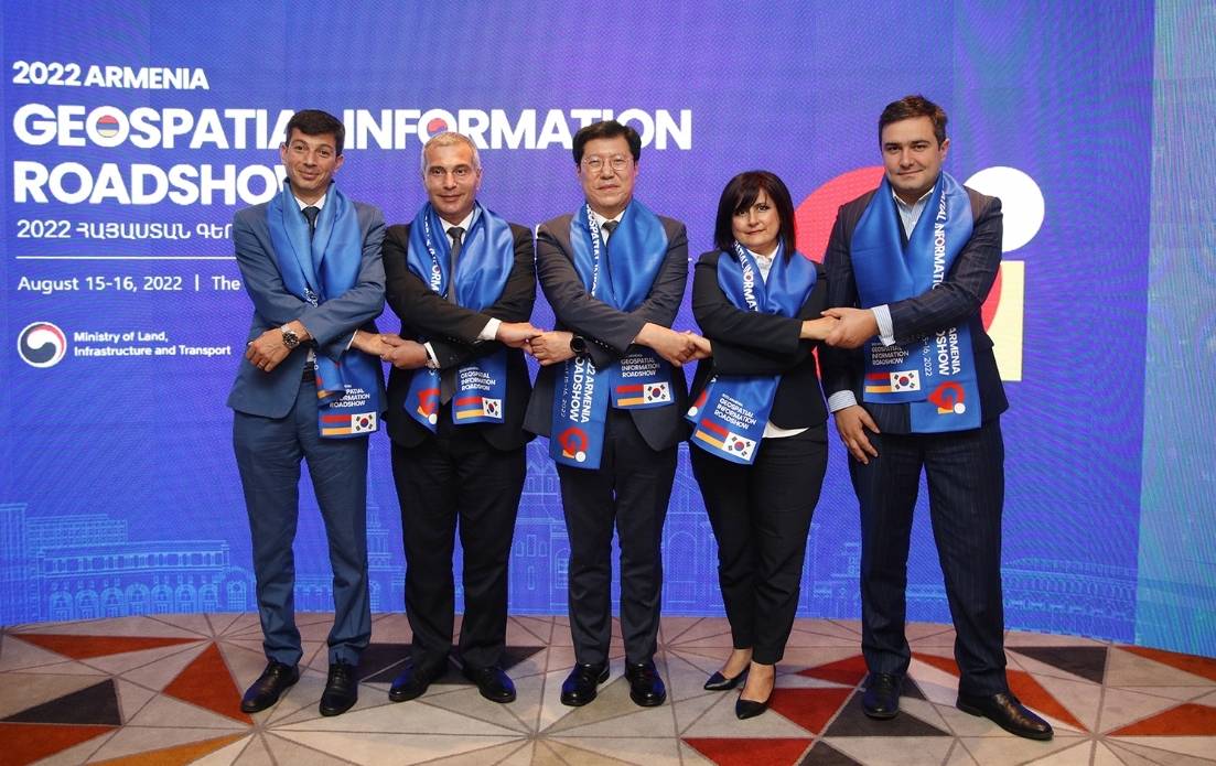 LX공사 최규명 부사장(가운데)이 지난 16일, 아르메니아 수도인 예레반 시에서 열린 ‘2022 공간정보 해외진출 로드쇼’에서 아르메니아 정부 관계자들과 기념촬영을 하고 있다.(사진= LX공사 )