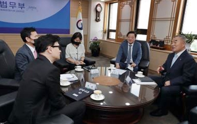 한동훈 법무부장관과 이기수 한국법학원장이 대화를 나누고 있다.(사진제공=법무부)