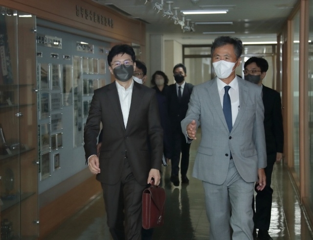 왼쪽 한동훈 법무부장관, 오른쪽 명점식 법무연수원 용인분원장. (사진제공=법무부)