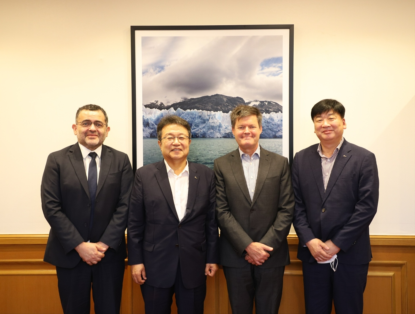 한성희 포스코건설 사장과 프랑케 칠레대사가 기념 촬영을 하고 있다. (왼쪽부터) 호세미겔 세뿔베다 상무관, 포스코건설 한성희 사장, 마티아스 프랑케 칠레대사, 포스코건설 김진태 플랜트사업실장.(사진=포스코건설)