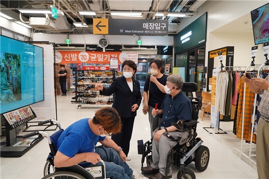 서정숙 의원, 대형마트 장애인용 쇼핑카트 현장조사