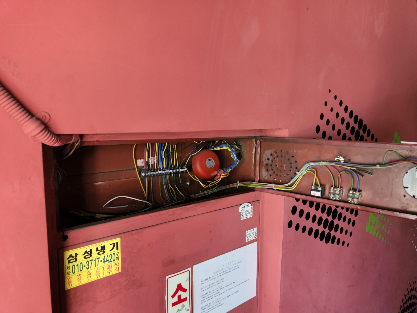 화재시 비상벨이 작동하지 않게 하기 위하여 전선을 잘라놓은 소화전 박스 위