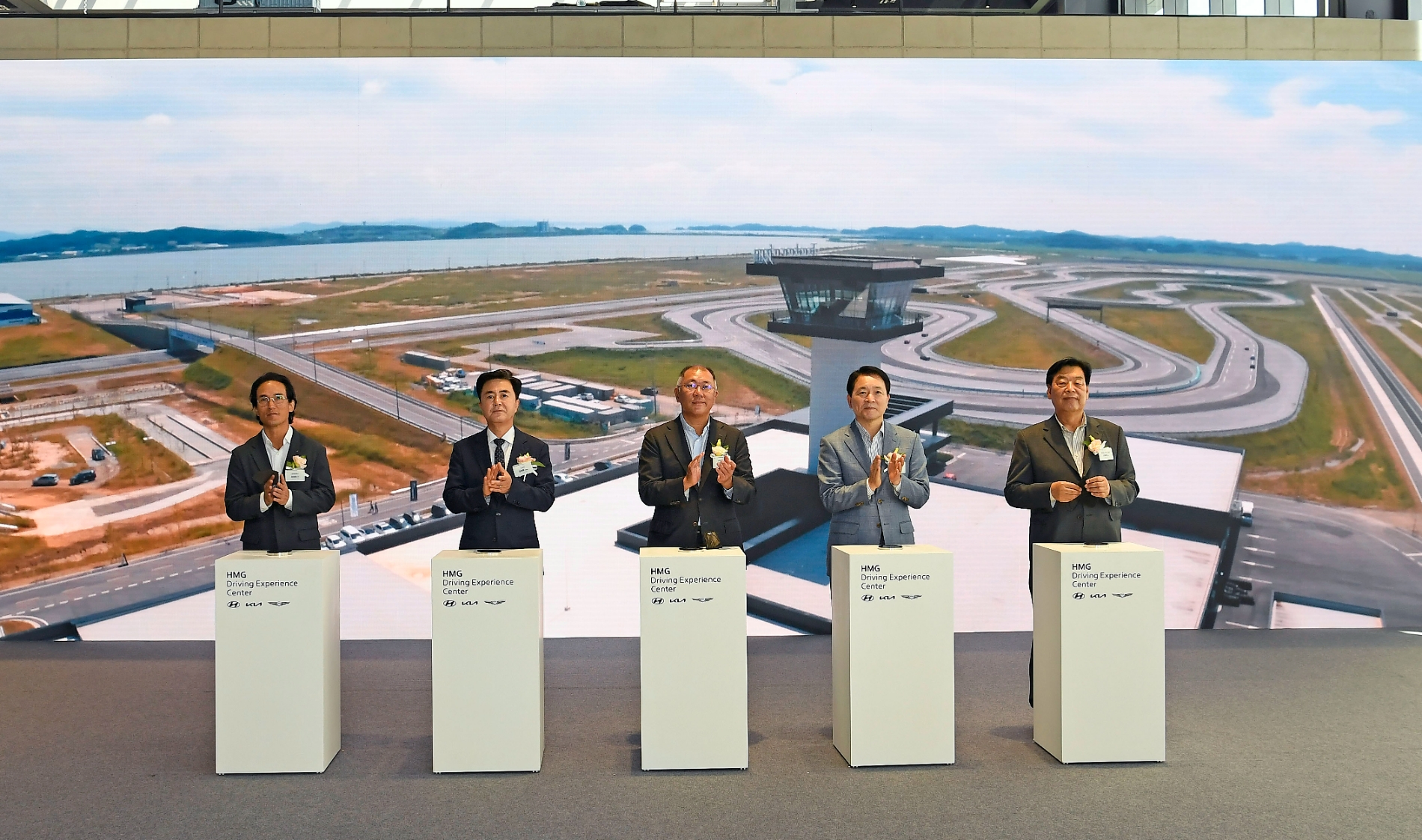 (왼쪽부터) 조현범 한국앤컴퍼니그룹회장, 김태흠 충남도지사, 정의선 현대차그룹회장, 서산시 태안군 성일종 국회의원, 가세로 태안군수.(사진=현대차그룹)