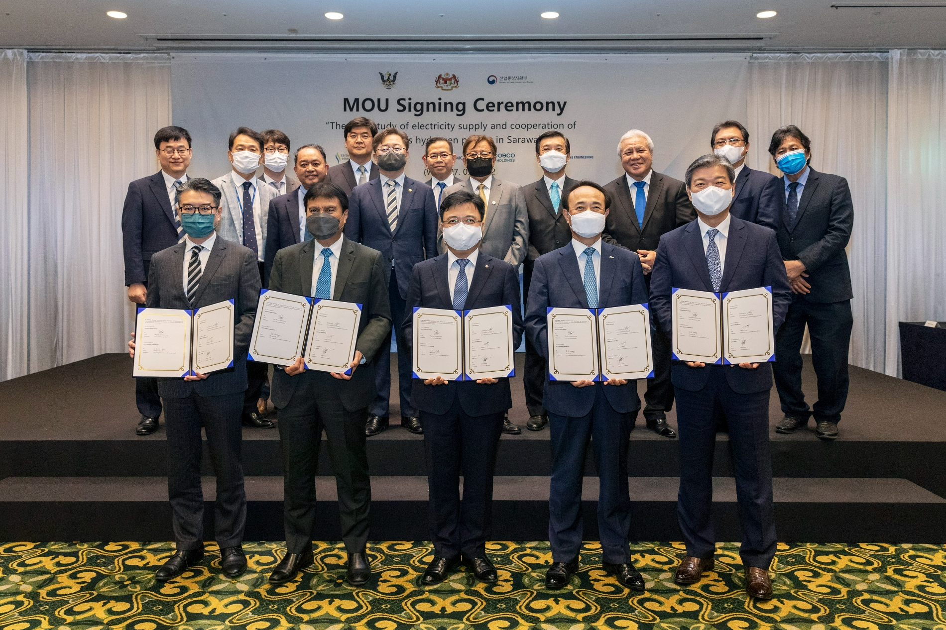 앞줄 좌측부터 SEDC에너지 로버트 하딘(Robert Hardin) 사장, 사라왁 전력청 사르비니 수하일리(Sharbini Suhaili) 청장, 롯데케미칼 황진구 기초소재사업 대표(수소에너지사업단장), 포스코홀딩스 유병옥 부사장(친환경미래소재팀장), 삼성엔지니어링 정주성 부사장(경영지원실장).(사진=삼성엔지니어링)