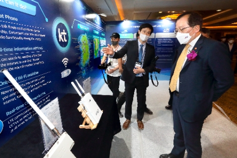 조승환 해양수산부 장관이 ‘제6회 아시아태평양지역 국제해양디지털 콘퍼런스’에 마련된 KT의 부스에 방문해 KT 관계자에게 지능형 해상교통정보 서비스 및 해상재난안전통신 제공용 LTE-M 구축 및 운영 현황, 송수신기 등 장비 등에 대한 설명을 듣고 있는 모습. 사진=KT