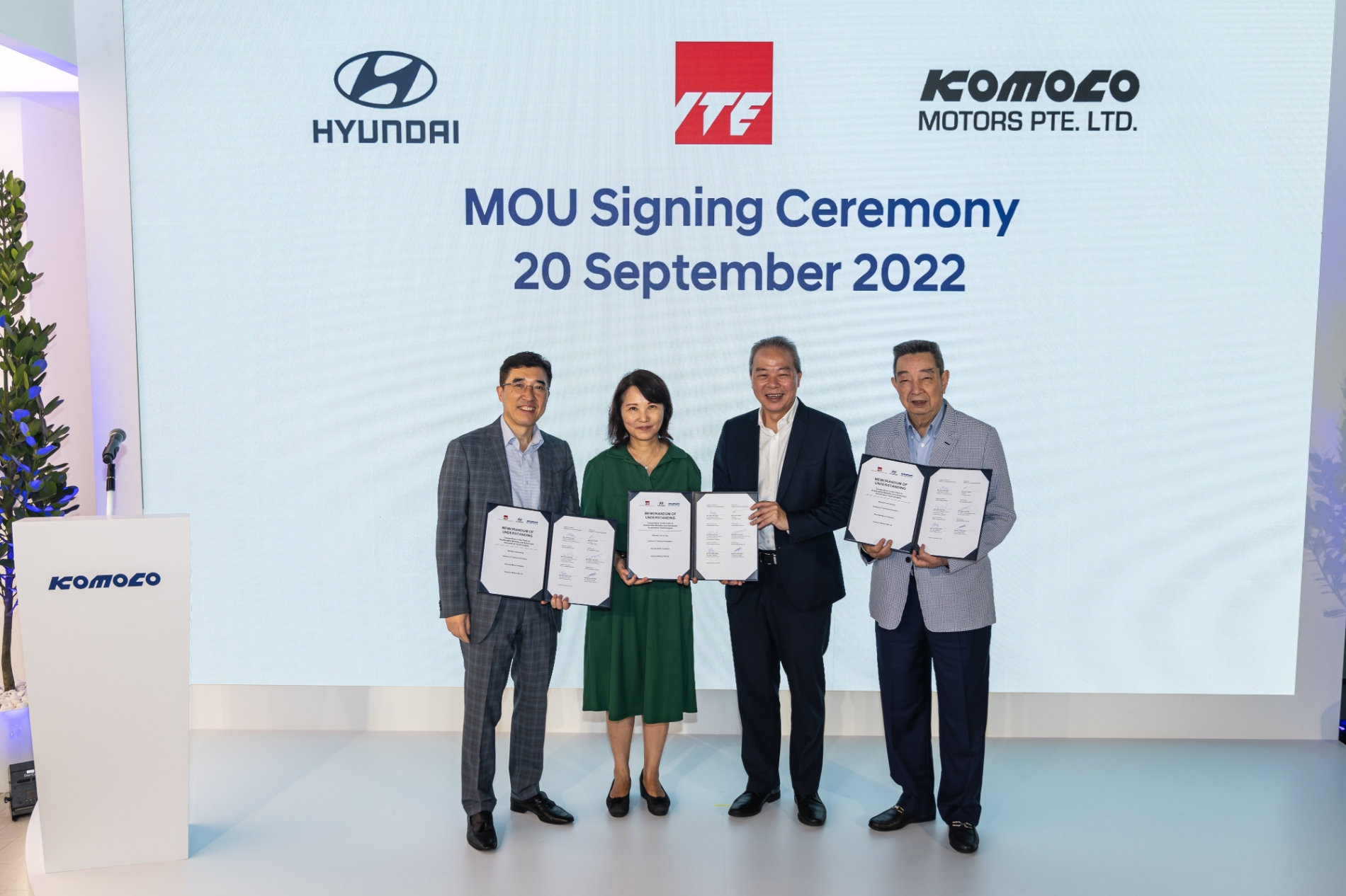 (왼쪽부터) 현대차 글로벌채널서비스사업부장 김성남 상무, ITE 이사장 로우 칵 겍(Low Khak Gek), 싱가포르 육상교통청장 응 랑(Ng Lang), 싱가포르 코모코 대리점 회장 테오 혹 셍(Teo Hock Seng).(사진=현대자동차)