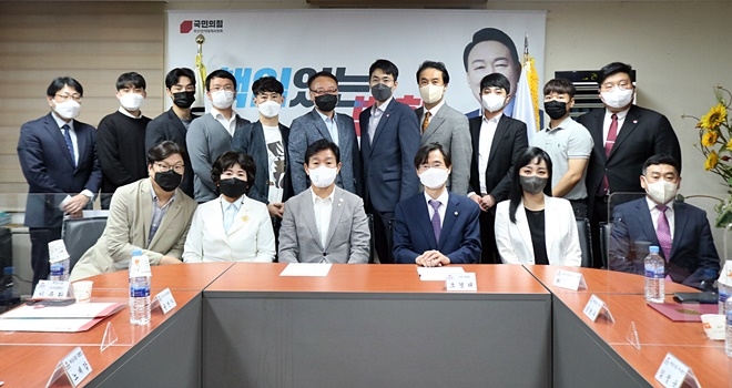 조경태 시당위원장이 임명된 대변인단과 기념촬영.(사진제공=국민의힘부산시당)