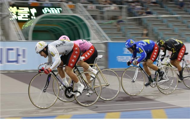 광명스피돔에서 선수들이 결승선을 향해 질주하고 있다. (사진=국민체육진흥공단)