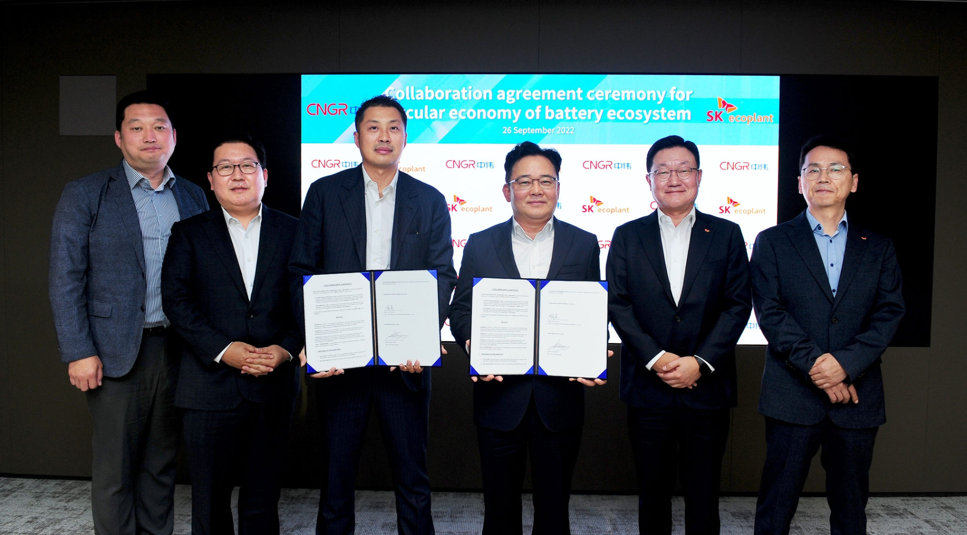 박경일 SK에코플랜트 사장(사진 왼쪽 네번째)과 토니 타오(Tony Tao Wu) CNGR 부회장(왼쪽 세번째)을 비롯한 양사 관계자들이 협약 체결 후 기념촬영을 하는 모습.(사진=SK에코플랜트)