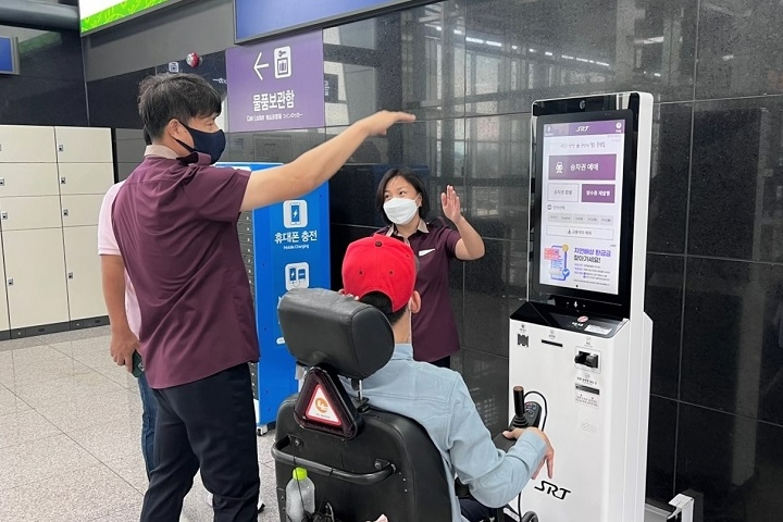 SRT 평택지제역(역장 김용현)은 28일 중증장애인을 대상으로 역사 이용과 SRT 열차 체험을 통해 교통약자 이동편의시설 점검 활동에 나섰다.(사진=SR)