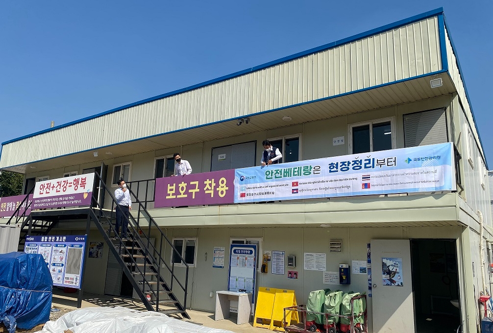 외국인 건설 근로자 대상 안전 현수막 배포 전경. (사진=국토안전관리원)