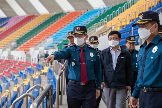 우철문 부산경찰청장이 BTS콘서트 행사장인 아시아드주경기장 현장 안전점검을 하고 있다.(사진제공=부산경찰청)