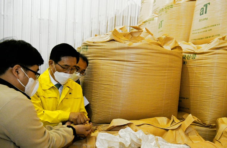 한국농수산식품유통공사(aT) 김춘진 사장이 국산 식량작물의 품위를 점검하고 있다. 사진=aT