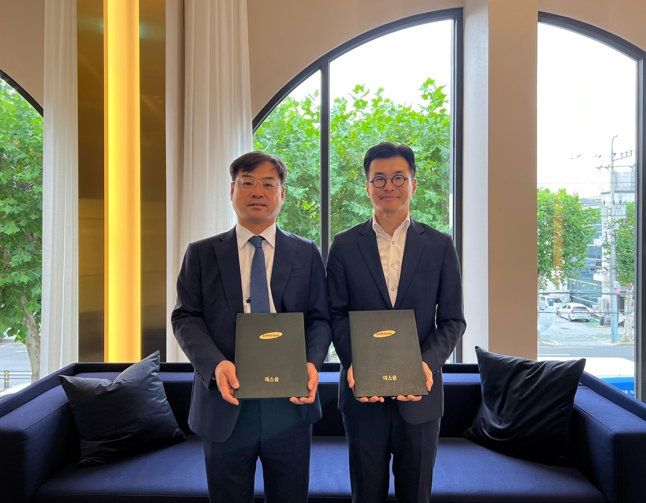 ㈜에스원 차형준 대구경북총괄 사업팀장(사진 좌측)과 빌리브 헤리티지 시행사 그라운드디홀딩스㈜ 박재경 대표(사진 우측)가 MOU체결 후 기념촬영을 하고 있다.