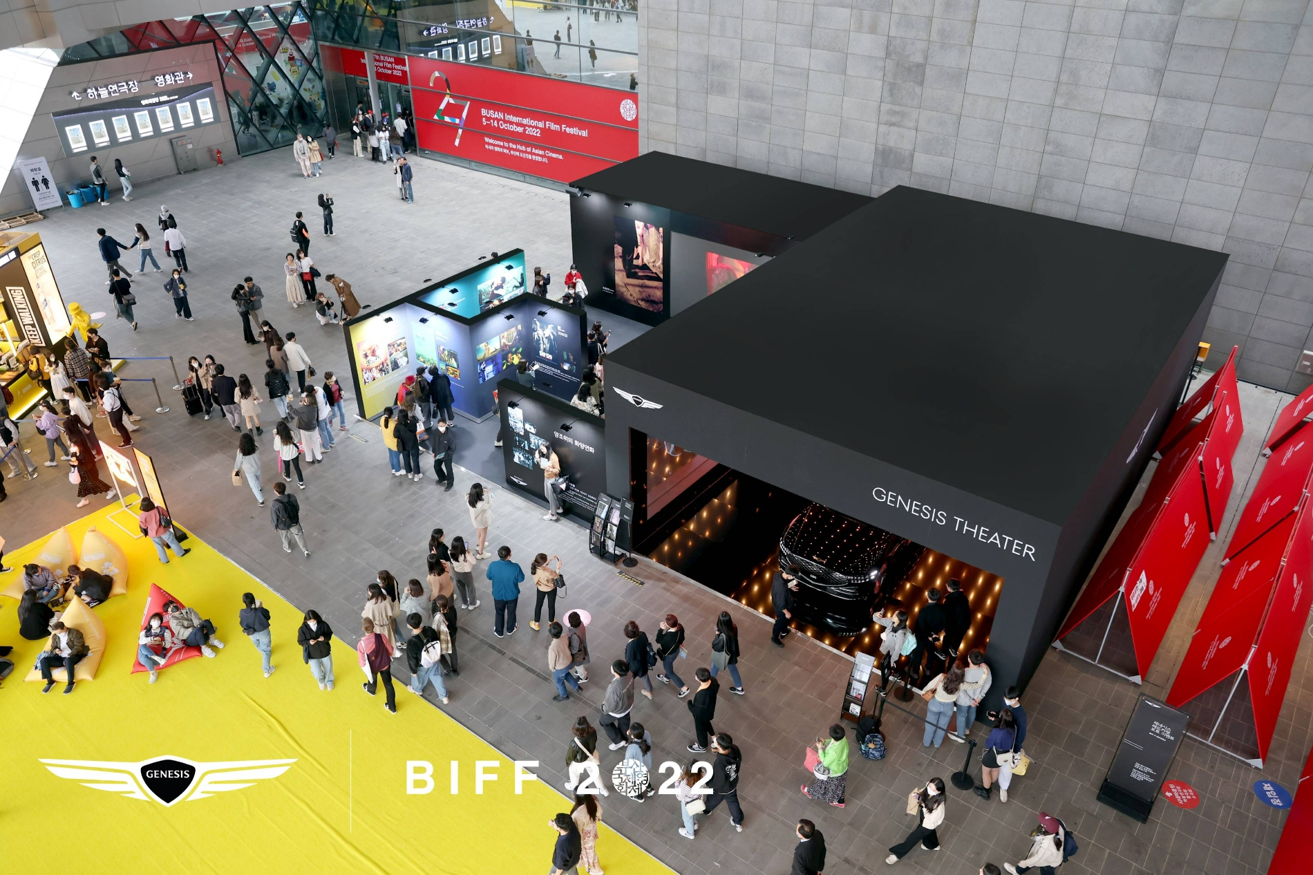 두레라움 광장에 마련된 제네시스 브랜드 존에 G90 롱휠베이스 전시와 함께 ‘양조위의 화양연화’ 특별전이 진행되고 있다.(사진=제네시스)