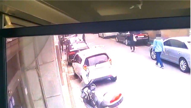 피의자가 거리를 배회하는 모습.(제공=부산경찰청)