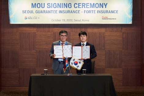 19일 유광열 SGI서울보증 대표이사(오른쪽)와 캄보디아 Forte Insurance의 Youk Chamroeunrith 대표(왼쪽)가 업무협약 체결 후 기념촬영을 하고 있다. 사진=SGI서울보증