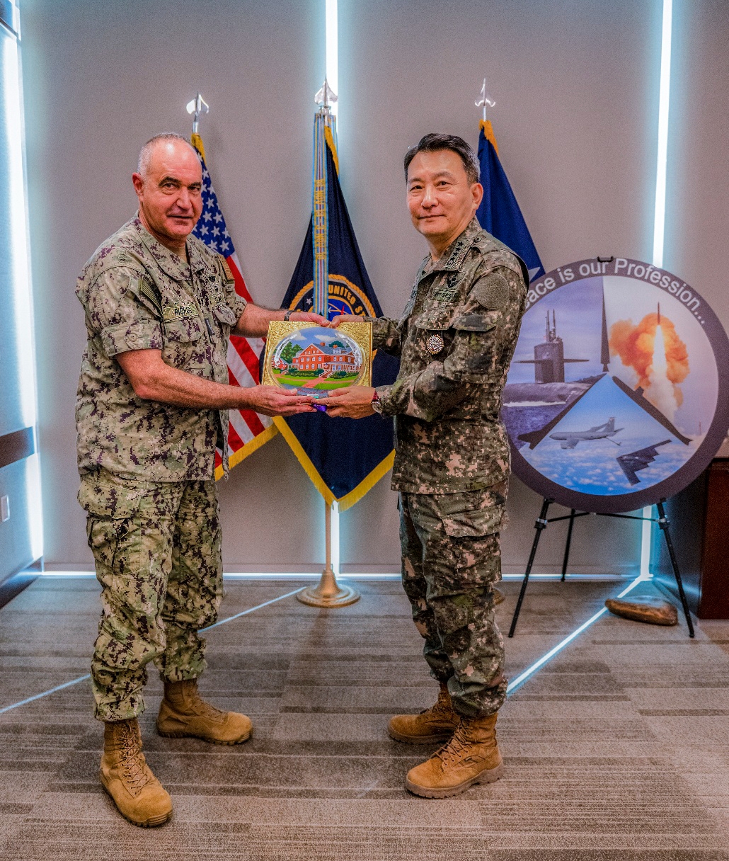 김승겸 합참의장이 21일(현지시간) 미국 전략사령부를 방문, 찰스 리처드 미 전략사령관과 기념촬영을 하고 있다. 사진=연합뉴스