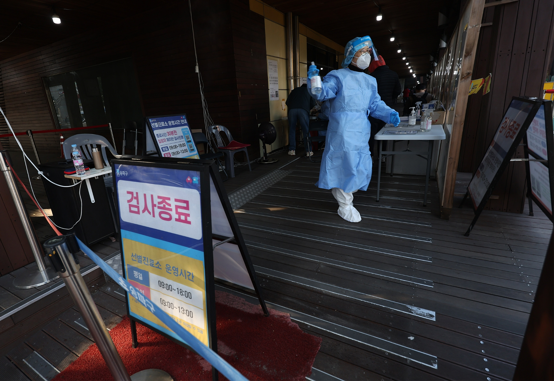 코로나19 신규 확진자가 2만4751명이 발생한 21일 오전 서울 송파구보건소에 마련된 선별검사소에서 의료진이 검사를 받으러 온 시민을 안내하고 있다.(사진=연합뉴스)